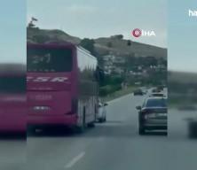Hatay'da kornaya basarak otomobilleri sollayan yolcu otob&uuml;s&uuml;, manevralarıyla korkuttu