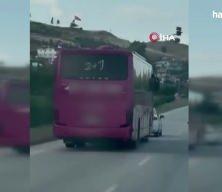 Hatay'da kornaya basarak otomobilleri sollayan yolcu otob&uuml;s&uuml;, manevralarıyla korkuttu