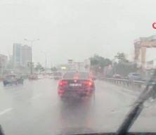  İstanbul'da sağanak etkisini g&ouml;stermeye başladı: Yollar g&ouml;le d&ouml;nd&uuml;