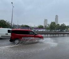 İstanbul'un iki yakasında sağanak yağış etkili oldu