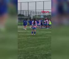 Kadın futbol takımı oyuncuları sahada birbirine girdi: 5 kırmızı kart