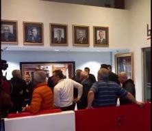 Kılı&ccedil;daroğlu'na b&uuml;y&uuml;k &ouml;fke: 'Hain Kemal' sloganları atıldı, Fotoğrafı ayaklar altında &ccedil;iğnendi