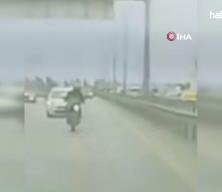 K&ouml;pr&uuml;den sarkan reklam afişi motosikletliyi yola savurdu