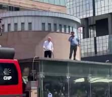 Skandalları bitmiyor! Mahmut Tanal yine sahnede! Elinde hortumla &ccedil;atıya &ccedil;ıktı!