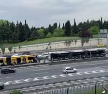 Bayrampaşa'da metrob&uuml;s &ccedil;ilesi: Vatandaşlar ara&ccedil;lardan inip y&uuml;r&uuml;d&uuml;