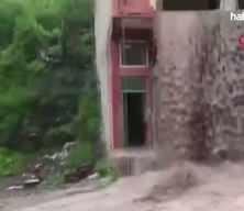 Ordu'da sel suları evin balkonundan şelale gibi aktı