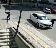 Otomobile ok gibi saplanan motosikletteki 2 kişinin havaya savrulduğu anlar kamerada