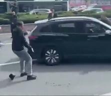 &Ouml;zg&uuml;r &Ouml;zel'in Meclis'e y&uuml;r&uuml;y&uuml;ş&uuml; sırasında kalabalığa dalan ara&ccedil; kadını ezip ka&ccedil;tı