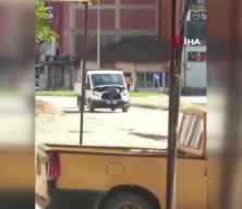 Seyir halindeki kamyonetin motorunu a&ccedil;ıp arızayı tespit etmeye &ccedil;alıştı