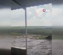 Siverek&rsquo;te g&ouml;ky&uuml;z&uuml; beyaza d&ouml;nd&uuml;! Misket b&uuml;y&uuml;kl&uuml;ğ&uuml;nde dolu yağdı