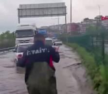 Zonguldak-İstanbul kara yolu su ile doldu, ara&ccedil; kuyrukları oluştu