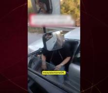 Hem su&ccedil;lu hem g&uuml;&ccedil;l&uuml;: Emniyet şeridine girdi, &lsquo;valiyi arattırma bana&rsquo; diyerek tehdit etti