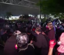 ABD'de g&ouml;&ccedil;men protestosu devam ediyor! Polislerden sert m&uuml;dahale...