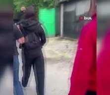 Arnavutk&ouml;y'deki akran zorbalığı pes dedirtti! Sa&ccedil;ından tuttukları kızı tekme tokat darp ettiler