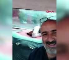 Bagajdaki kurbanlık koyunla g&uuml;l&uuml;mseten selfie yolculuğu