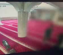 Bah&ccedil;elievler'de camide temizlik yapan imamı darp etti: O anlar kamerada