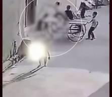  Hindistan'da feci kaza! 6 yaşındaki &ccedil;ocuk el arabası ile duvar arasına sıkışarak can verdi