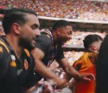Hull City&rsquo;de Premier Lig sevinci devamediyor! Kul&uuml;p başkanı Acun Ilıcalı taraftarı coşturdu