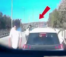 İzmir&rsquo;de yakıtı biten araca yardım eden jandarmaya TIR &ccedil;arptı!