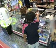 Meksika'da markette bir gencin sa&ccedil;larını yaktılar! 