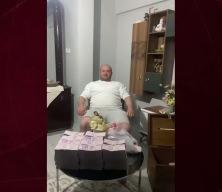 Kurbanlıklarını satan besici balya balya paralarla kameraların karşısına ge&ccedil;ti