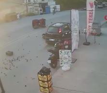 Otomobille, motorun &ccedil;arpışma anı kameraya yansıdı