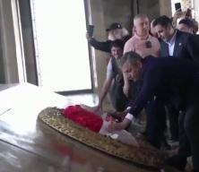 &Ouml;zg&uuml;r &Ouml;zel'in &ccedil;elenk şovu h&uuml;srana d&ouml;nd&uuml;! Anıtkabir'de ilgin&ccedil; anlar