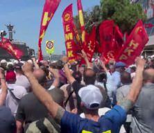 &Ouml;zg&uuml;r &Ouml;zel, Valilik kararını tanımadı: İzmir mitingi &ouml;ncesinde arbede yaşandı