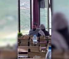 Şara eşiyle birlikte kafede g&ouml;r&uuml;nt&uuml;lendi! T&uuml;m &uuml;lkede g&uuml;ndem olan anlar