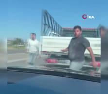 Trafikte tansiyon y&uuml;kseldi: Sopalı saldırıdan son anda ka&ccedil;tılar