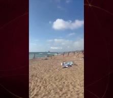 Hizbullah'ın attığı roketlerin denize d&uuml;şmesi plajdaki İsraillilerde korkuya neden oldu