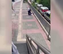 Yere d&uuml;ş&uuml;rd&uuml;ğ&uuml; kadının boğazını sıkan saldırganı yoldan ge&ccedil;en kadın iterek durdurdu
