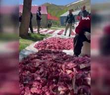  Y&uuml;ksekova'da 100 yıllık gelenek: 140 kurban kesildi, etler t&uuml;m k&ouml;ye eşit dağıtıldı