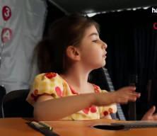 6 yaşındaki g&ouml;rme engelli Nil, 10 enstr&uuml;manla hayallerine y&uuml;r&uuml;yor