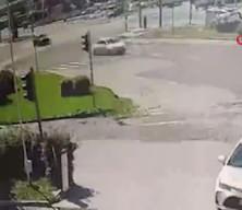 Kargadan ka&ccedil;arken taklalar attı, o anlar kamerada