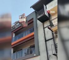 Asans&ouml;rde mahsur kalan yaşlı kadını itfaiye kurtardı