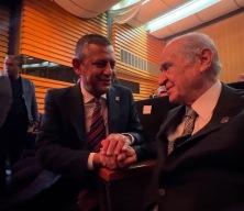 Ko&ccedil;'un 100. yıl resepsiyonunda g&uuml;ndem olan g&ouml;r&uuml;nt&uuml;: Bah&ccedil;eli ve &Ouml;zel'den samimi sohbet!