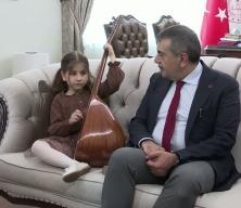 Bakan Tekin, m&uuml;zik ilkokuluna başvuran 6 yaşındaki g&ouml;rme engelli &ouml;ğrenciyi ağırladı