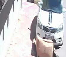 Batman'da &ccedil;ocuğun yaktığı karton az kalsın otomobili tutuşturuyordu