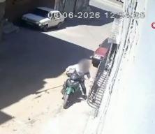 Cani baba k&uuml;&ccedil;&uuml;k kızını darbedip motosikletle s&uuml;r&uuml;kledi...