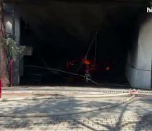 Denizli'de kau&ccedil;uk fabrikasında &ccedil;ıkan yangına m&uuml;dahale ediliyor