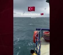 "D&ouml;n &uuml;st&uuml;ne abi!" T&uuml;rk balık&ccedil;ılar Yunan sahil g&uuml;venliğini b&ouml;yle p&uuml;sk&uuml;rtt&uuml;