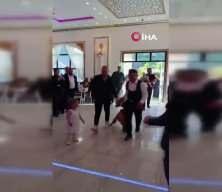 D&uuml;ğ&uuml;nde takı niyetine verilen ke&ccedil;i herkesi kahkahaya boğdu