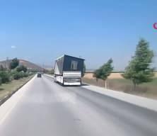 Fırtınanın, tırda taşınan konteyneri u&ccedil;urduğu anlar kamerada