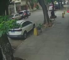 Kaldırımda y&uuml;r&uuml;yen kadın kanalizasyona d&uuml;şt&uuml;, r&ouml;gar kapağı &uuml;st&uuml;ne kapandı