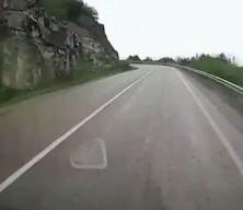 Karab&uuml;k'te 6 kişinin yaralandığı feci kaza anı ara&ccedil; i&ccedil;i kamerasına yansıdı