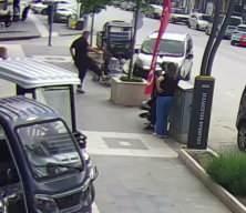 K&ouml;peğine saldıran kediyi tekmeledi