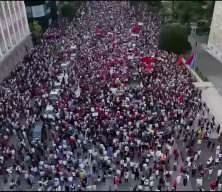 Arnavutluk&rsquo;ta sahil projesi protestosu: Binlerce kişi sokaklara d&ouml;k&uuml;ld&uuml;