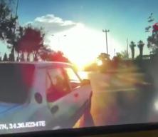 Mersin'de magandalar yolcu otob&uuml;s&uuml;n&uuml;n &ouml;n&uuml;n&uuml; kesip camını kırdı'