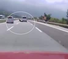 Otoyolda kamyonetin angusa &ccedil;arptığı kaza kamerada